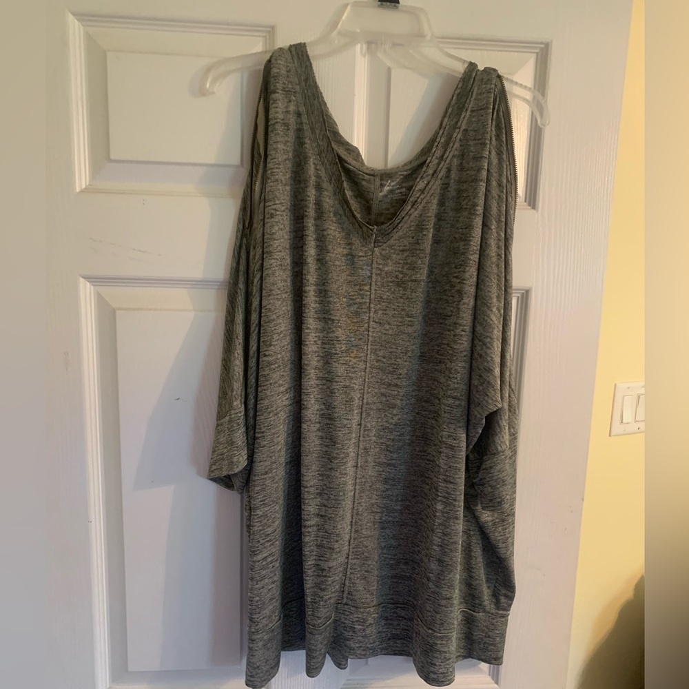 Gold optional cold shoulder top, size 26/28